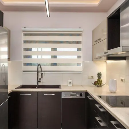 فيلة Debora Kalliteros