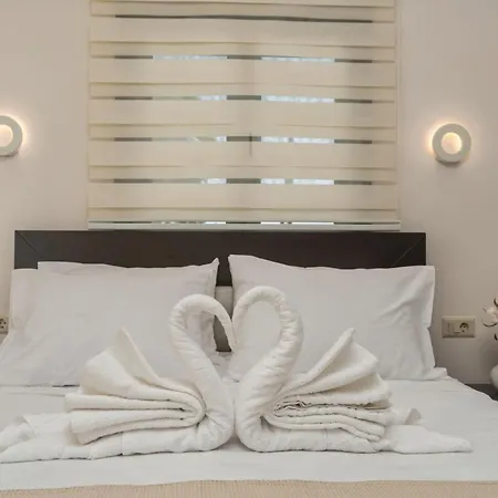 فيلة Debora Kalliteros