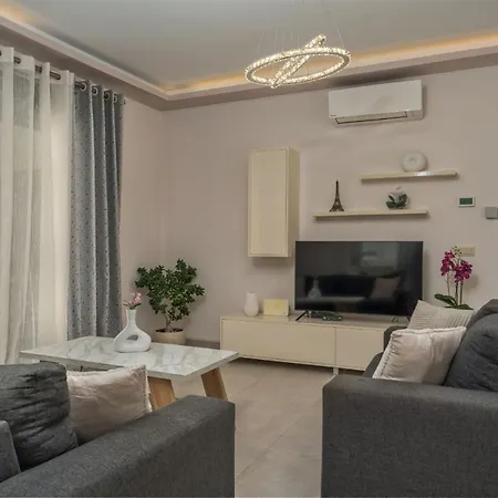 Debora فيلة Kalliteros